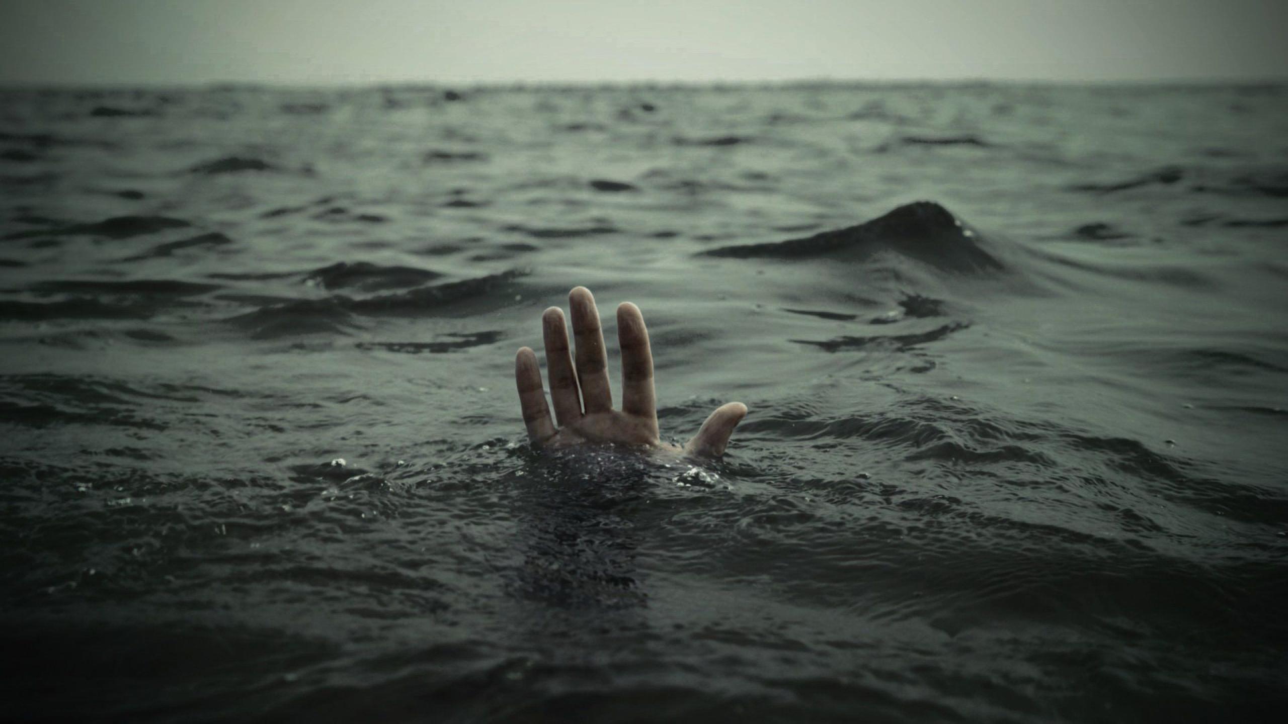 m.r نیم‌رخ